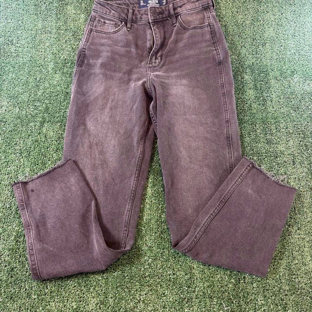 Hollister Ultra High-Rise Mom Jeans